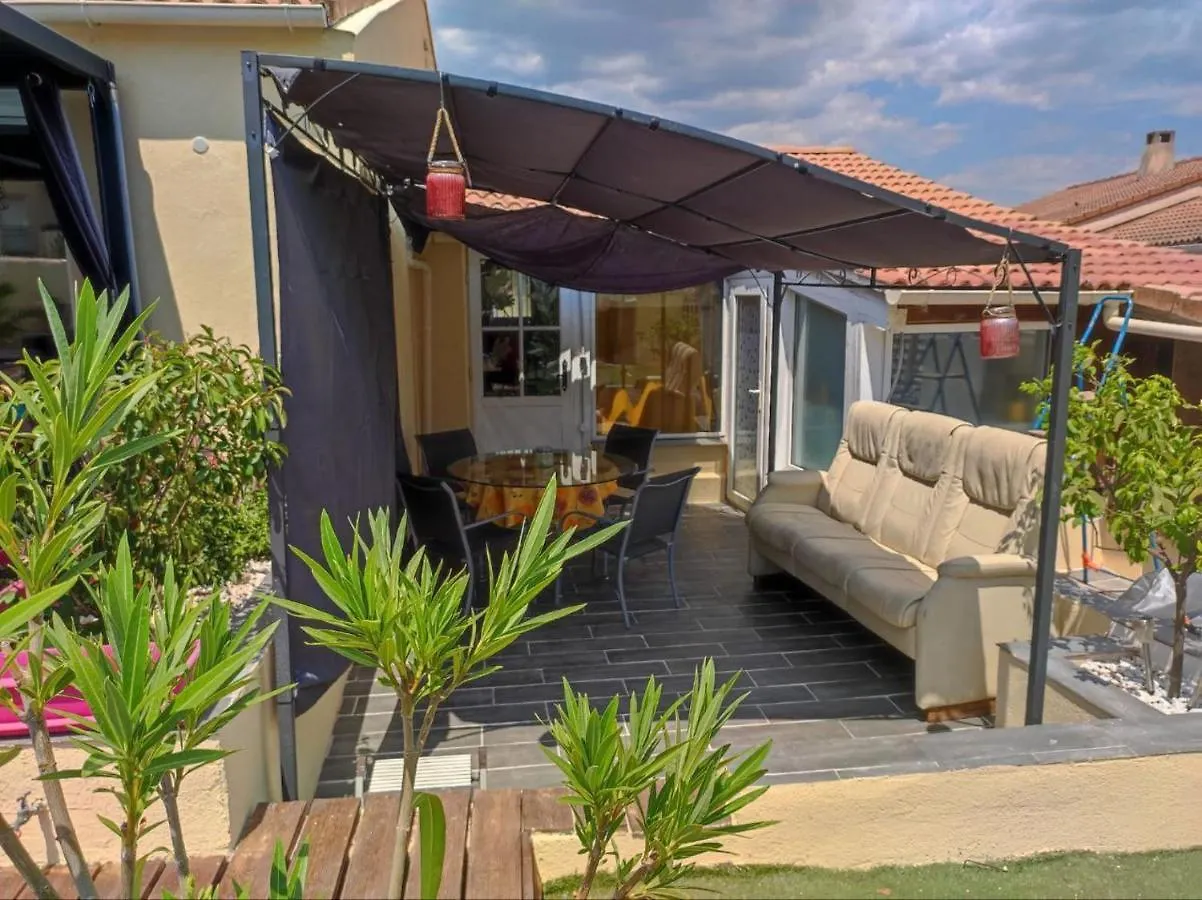 Studio Climatise 4 Personnes 27 M2 + Terrasse 15 M2 + Piscine Et Petanque Le Muy 0*,  France