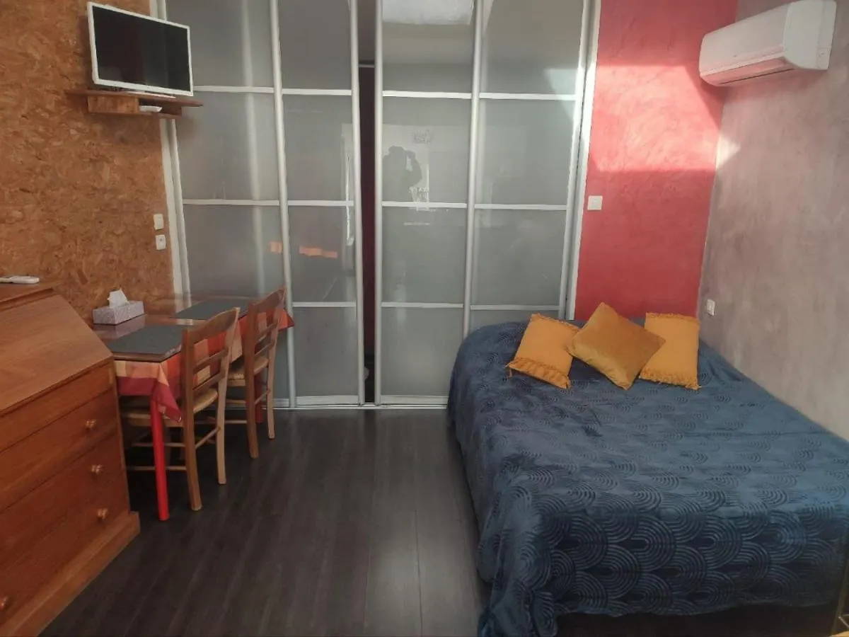 Studio Climatise 4 Personnes 27 M2 + Terrasse 15 M2 + Piscine Et Petanque Le Muy 0*,  France